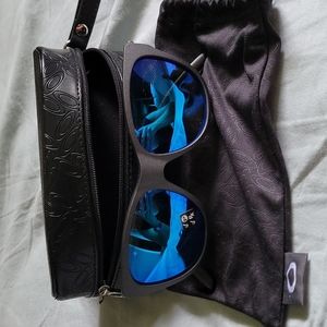 Oakley "hold out" saffire iridium polarized sungl